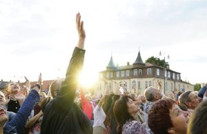 Karalių Mindaugą pasveikino nuoširdi „Tautiška giesmė“ ir… parasparnininkų desantas