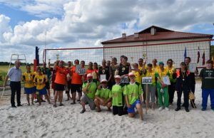 Šimtmetį paminėjo tinklinio aikštelėje