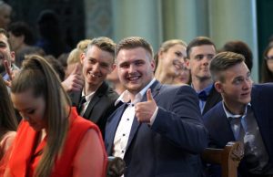 Abiturientų rankose – brandos atestatai: lietus nenuplovė pakilios nuotaikos (nuotraukų galerija)