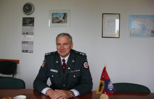 Su Angelų sargų diena rajono policijos pareigūnams viršininkas Eugenijus Šopis turi daug gerų linkėjimų. A.Minkevičienės nuotr.