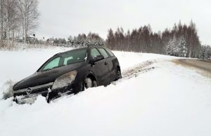 Sniego lavina paralyžiavo rajoną: užkišti keliai, pasipylė avarijos, miškuose – pavojus