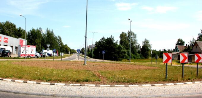 Svečius pasitinkam dirvonais (įvažiavimas nuo Pandėlio pusės). A. Minkevičienės nuotr.