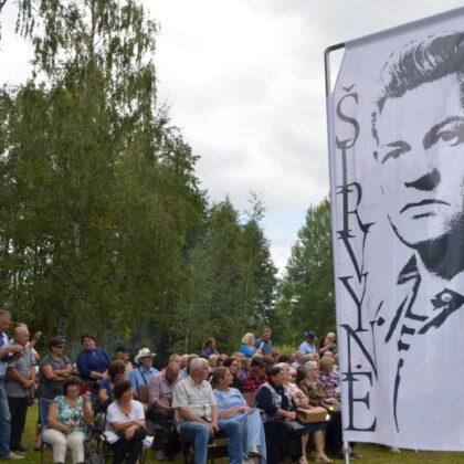 Pauliaus Širvio "Mėlynoji paukštė" pleveno Degučių Širvynėje. A.Minkevičienės nuotr/