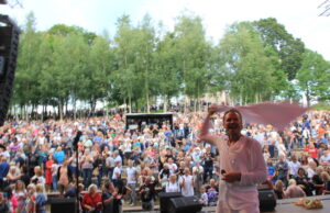 Marijonas Mikutavičius audrino gerbėjų minią Ilzenberge. A.Minkevičienės nuotr..