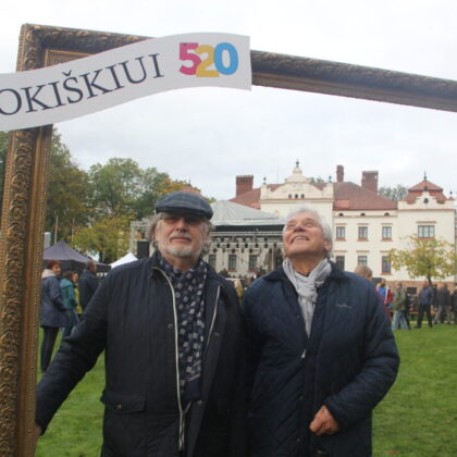 Rokiškio krašto garbės piliečiai, dailininkai Rimas Bičiūnas (kairėje) ir Algimantas Kliauga. A.Minkevičienės nuotr.