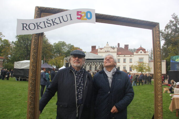 Rokiškio krašto garbės piliečiai, dailininkai Rimas Bičiūnas (kairėje) ir Algimantas Kliauga. A.Minkevičienės nuotr.