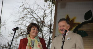 Laikinai valdžios netekusi seniūnė Laimutė Vilimavičienė ir Kamajų respublikos prezidentas Vytautas VIlys. A.Minkevičienės nuotr.