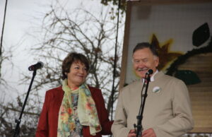 Laikinai valdžios netekusi seniūnė Laimutė Vilimavičienė ir Kamajų respublikos prezidentas Vytautas VIlys. A.Minkevičienės nuotr.