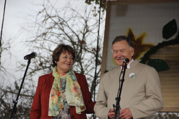 Laikinai valdžios netekusi seniūnė Laimutė Vilimavičienė ir Kamajų respublikos prezidentas Vytautas VIlys. A.Minkevičienės nuotr.IMG_0499 Laikinai valdžios netekusi seniūnė Laimutė Vilimavičienė ir Kamajų respublikos prezidentas Vytautas VIlys. A.Minkevičienės nuotr.