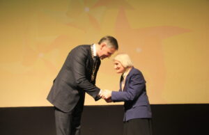 Meras Ramūnas Godeliauskas sveikina Rokiškio krašto garbės pilietę Vandą Vasiliauskienę. A.Minkevičienės nuotr.