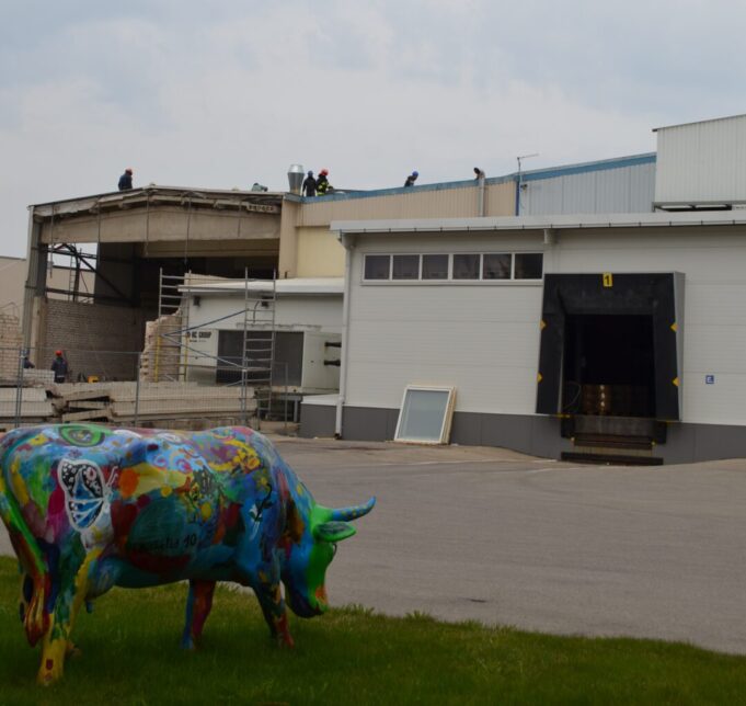 Gesinti gaisro, kilusio rekonstruojamo sandėlio stogo dalyje, atsiųstos didžiulės pajėgos. A. Minkevičienės nuotr. Gesinti gaisro, kilusio rekonstruojamo sandėlio stogo dalyje, atsiųstos didžiulės pajėgos. A. Minkevičienės nuotr.