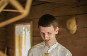 Pavasaris tarsi nujausdamas skuba pas žmones