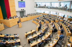 Seimas apsisprendė: skiepytis atsisakę darbuotojai už COVID-19 testus turės susimokėti patys