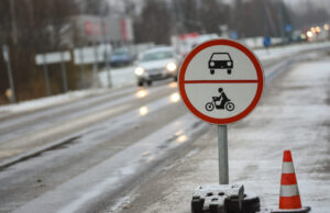 Vyriausybė pritarė papildomiems karantino ribojimams: vairavimo pamokos vykti negalės, automobilyje – tik 2 žmonės