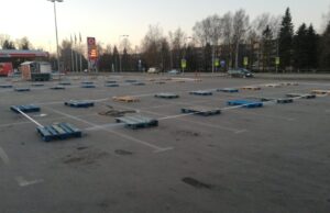 Prie didžiųjų parduotuvių – stovimųjų vietų ribojimas