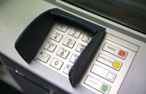 Siūloma priartinti bankomatus prie miestelių ir kaimo gyventojų