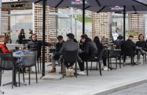 Vyriausybė leido viešojo maitinimo įstaigoms veikti iki 22 valandos, sušvelninti ribojimai dėl baseinų paslaugų