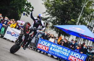 Balsuokime už motoakrobato Aro Gibiežos pasirodymą Rokiškyje!