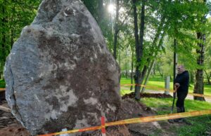 Kokiam seniūnui Obeliuose statomas paminklas?