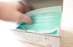 Panaikintas reikalavimas renginiuose uždarose erdvėse dėvėti tik FFP2 lygio respiratorius