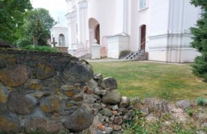 Kas remontuos Jūžintų bažnyčios tvorą: atestuota įmonė ar užteks „ūkinio remonto“?