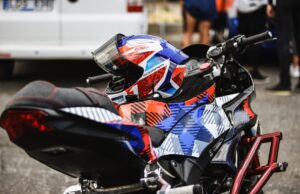 Turintys B kategoriją lengvuosius motociklus vairuos po 6 valandų praktinio vairavimo kurso