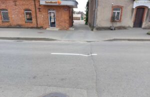 Rokiškio centre – spąstai vairuotojams: dumba ir trūkinėja asfaltas