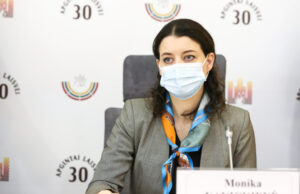 M. Navickienė sako, kad nesiskiepijusiam darbuotojui turi tekti testavimosi kaštai: tokia pasirinkimo kaina