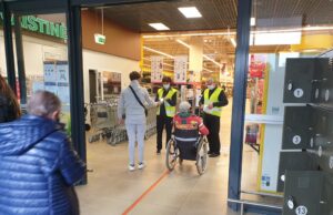 Didžiosiose Rokiškio parduotuvėse pirkėjus pasitinka apsaugos darbuotojai su skeneriais