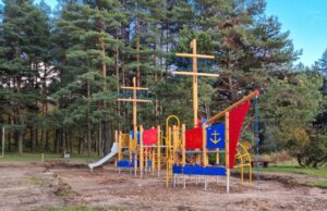 Prie Rokiškio ežero jau pastatyta spalvinga laivo formos vaikų žaidimų aikštelė