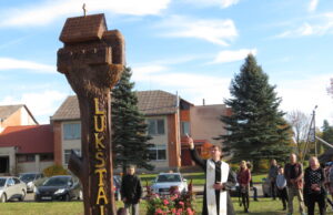 Riboženklį šventina klebonas Aivaras Kecorius. Nuotr. V.Bičiūnaitės.