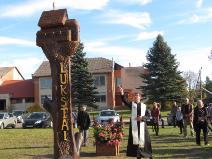 Riboženklį šventina klebonas Aivaras Kecorius. Nuotr. V.Bičiūnaitės.