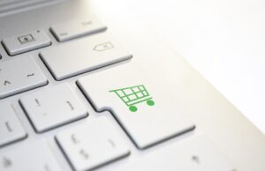 Kaip išsirinkti drabužius ir avalynę internetu?