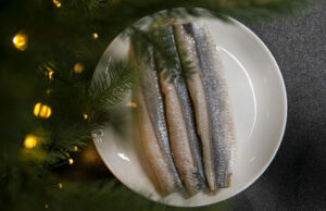 Vietoje silkės pataluose – lengvos silkės salotos