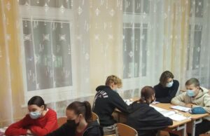 Anglų kalbos pamoka apie internetą ir melagingą informaciją