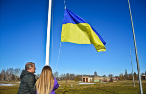 Prie Rokiškio baseino suplevėsavo Ukrainos vėliava