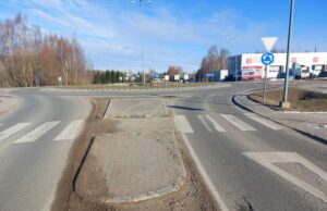 Būdamas girtas už vairo išlaužė kelio ženklus