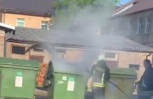 Miesto centre liepsnojo buitinių atliekų konteineris