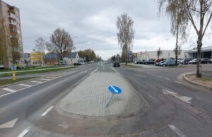 Siaurame posūkyje nukentėjo kelio ženklas