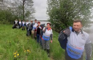Žvejai pusdienį praleido rinkdami šiukšles