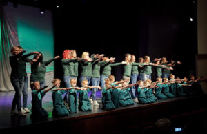 Baigiamajame koncerte pirmokai šoko su mamomis