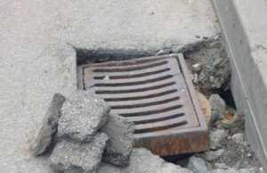 Nepriklausomybės aikštėje – duobė