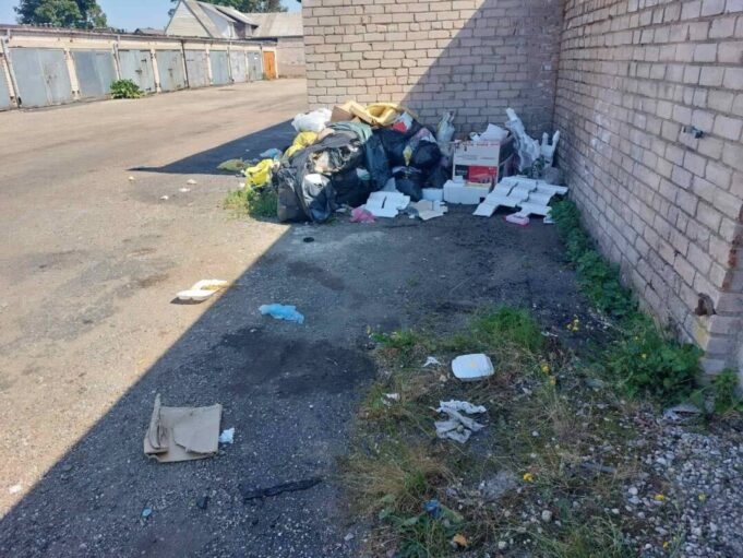 šiukšlės prie garažų