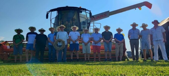 vilma-kalvių kaimo kombainininkai.