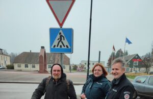 Policijos pareigūnai pėstiesiems dovanojo atšvaitus