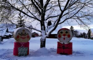 Skemuose – šiaudinis Senelis su bobute