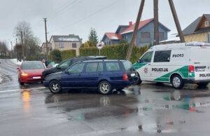 Aplinkelyje įvyko trijų automobilių avarija