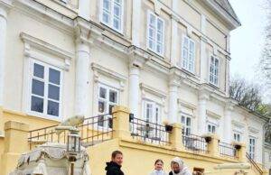 Į Salų dvarą atriedėjo naujutėlaitė karieta