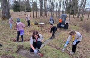Skautai rūpinasi įžymaus kraštiečio gimtine