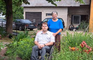 Negalintis vaikščioti Antanas iš Kriaunų negaliai nepasiduoda: baigė istorijos studijas, vairuoja automobilį, kepa pyragus